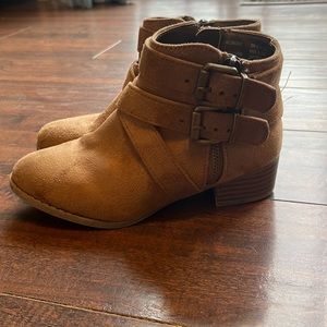 Girls Steve Madden light brown booties